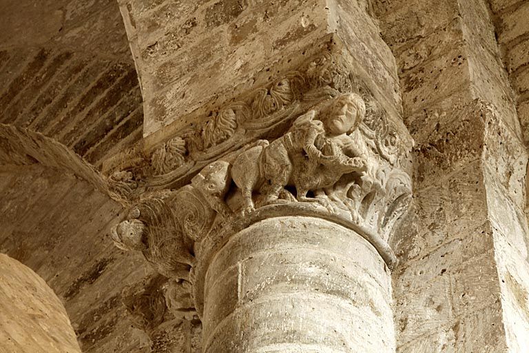Détail d'un chapiteau de la croisée du transept : Samson et les lions.
