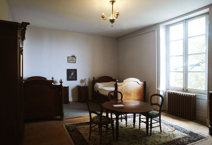 Premier étage : chambre de Jeanne et François Mauriac, vue d'ensemble en direction du sud-est. 