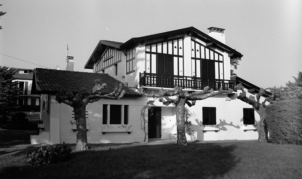 Maison dite villa Bidartea, rue de Parlementia, ensemble depuis le sud-ouest vers 1994.