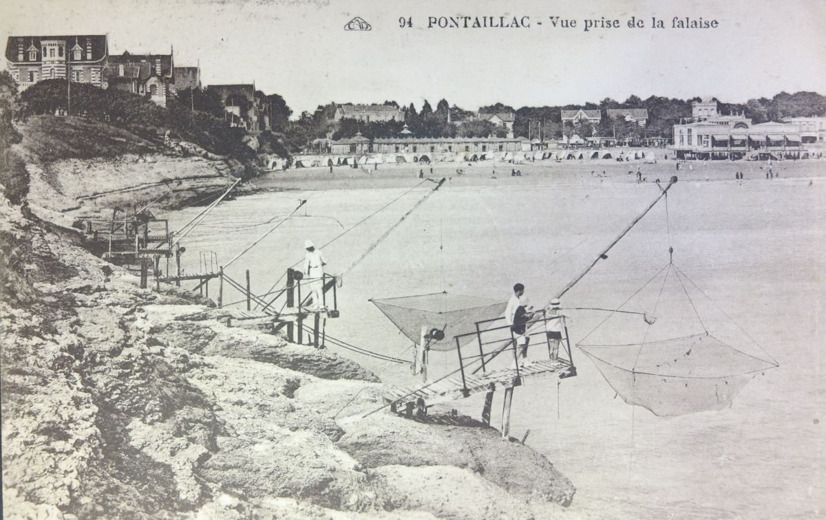 Carrelets le long de la falaise ouest de Pontaillac, sans cabanons, vers 1920.