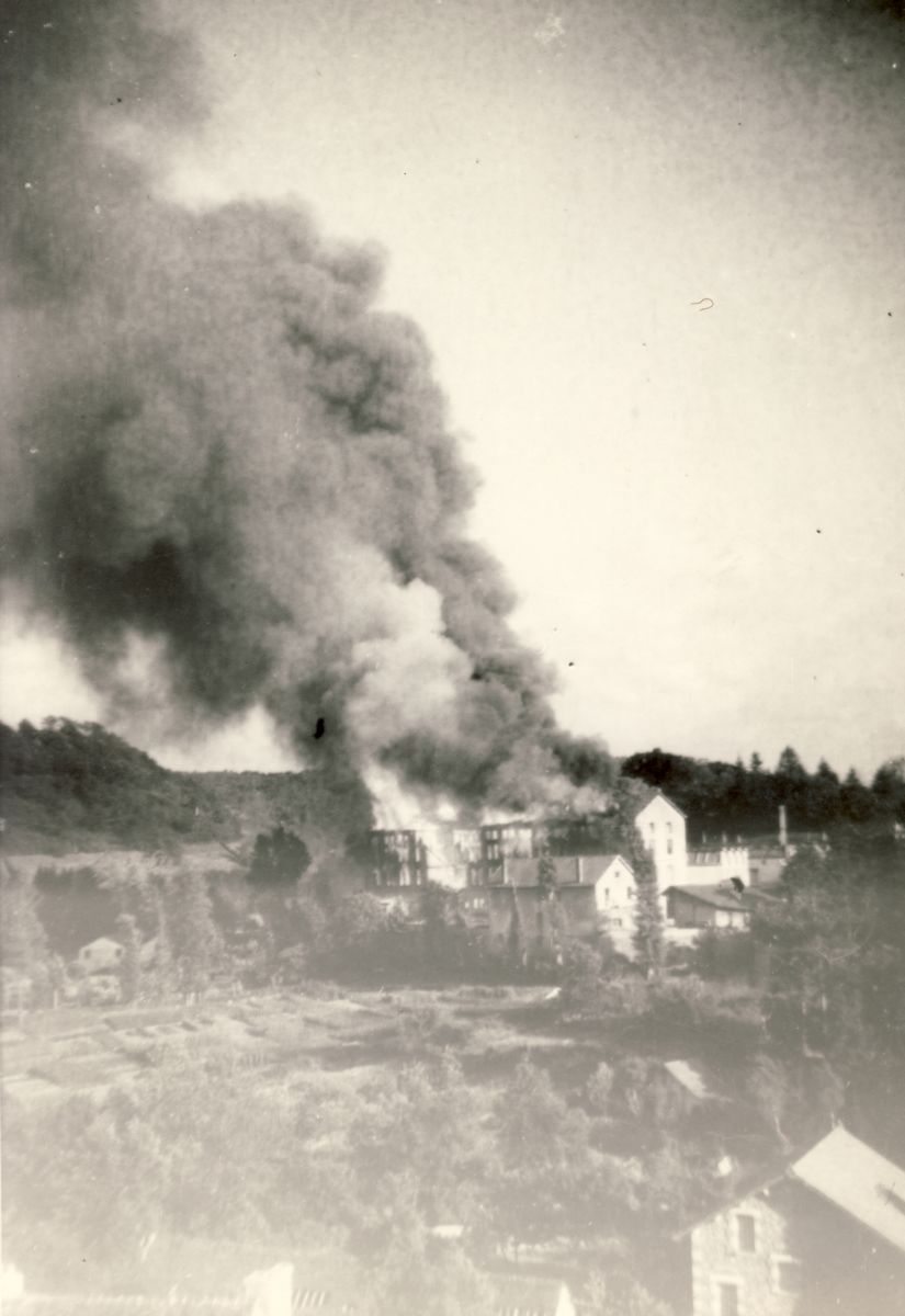 Carte postale des usines Sallandrouze en flammes, juillet 1944, vues depuis le nord (collection particulière)