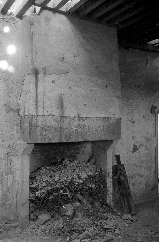 Château, intérieur, combles, cheminée, en 1970.