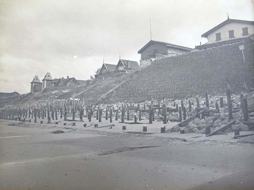 Photographie du front de mer : dégâts suite à une tempête, 1er mars 1925.