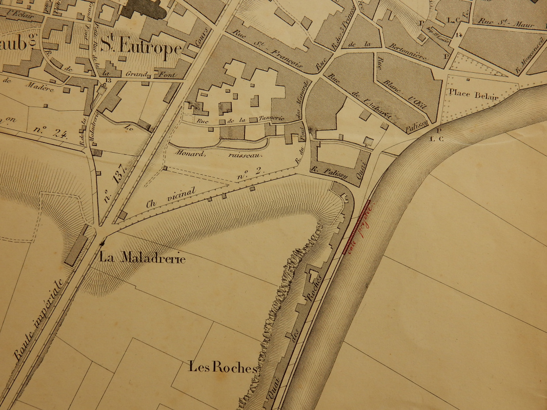 Détail d'un plan de Saintes portant le tracé d'une cale projetée à l'extrémité amont du quai Palissy en 1865.
