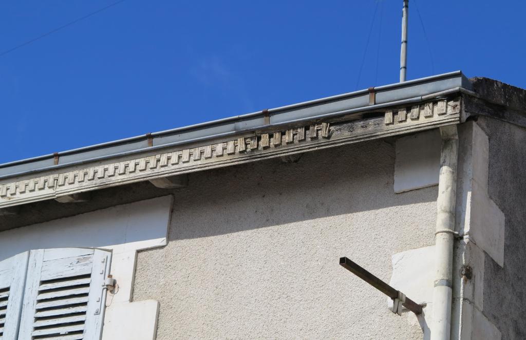 Bordure de toit décorée, en bois (42, place de la Libération).