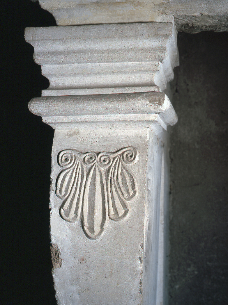 Détail du décor sculpté sur le piédroit de la cheminée monumentale.