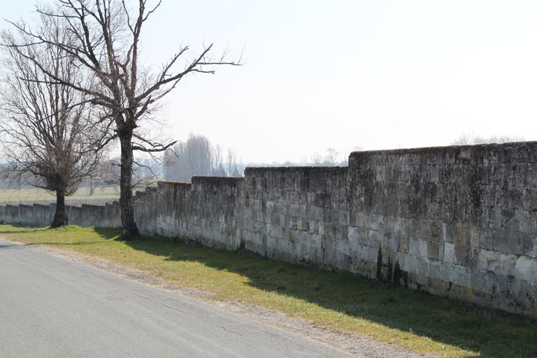 Mur de clôture délimitant le domaine au nord.