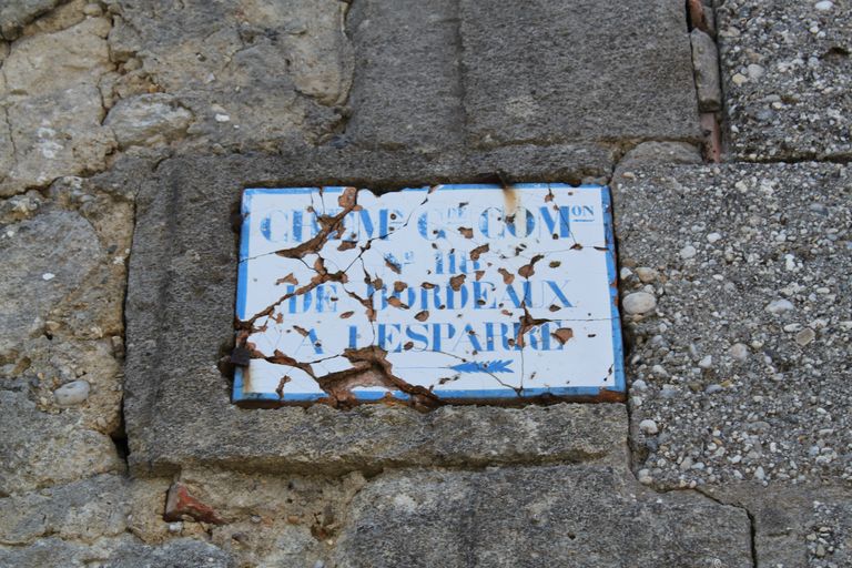 Plaque d'indication routière (à Tayac) : Chemin de Grande Communication n°118 de Bordeaux à Lesparre.