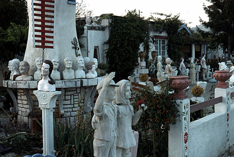 Statues et bustes photographiés en 1977 depuis le bord de la route.