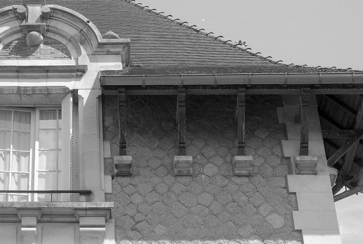 Détail des aisseliers, sous la toiture débordante de la façade principale.
