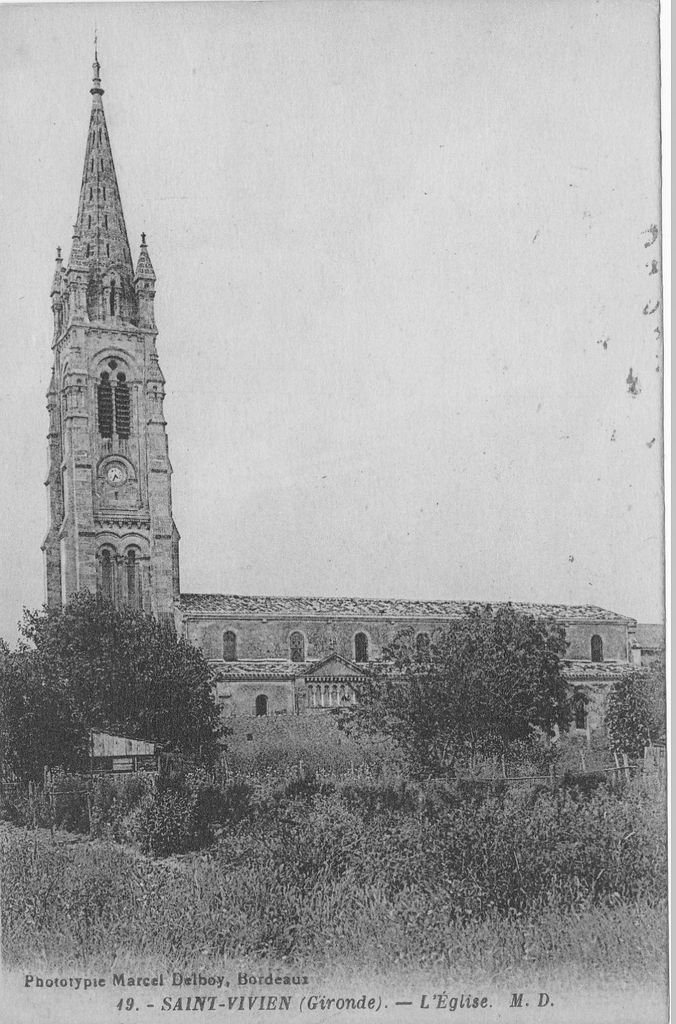 Carte postale (collection particulière) : l'église, façade sud et clocher 19e siècle, début 20e siècle.