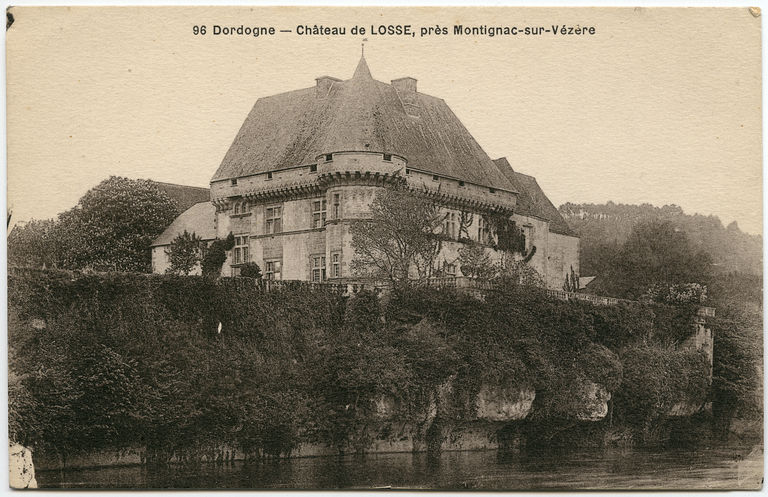 Vue d'ensemble du château au sud-est, depuis la Vézère. Carte postale (éditeur inconnu), s.d. (1er quart du XXe siècle).
