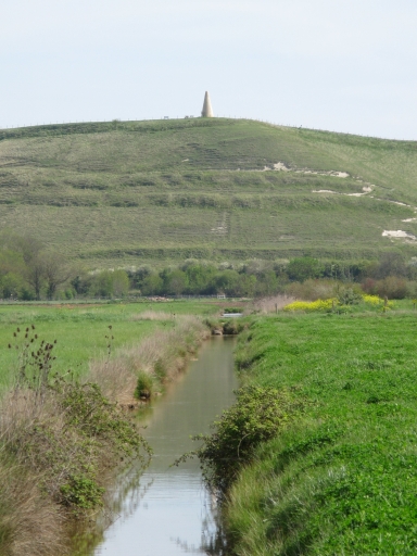 La tour de Beaumont au sommet de son promontoire vue depuis le sud-ouest.
