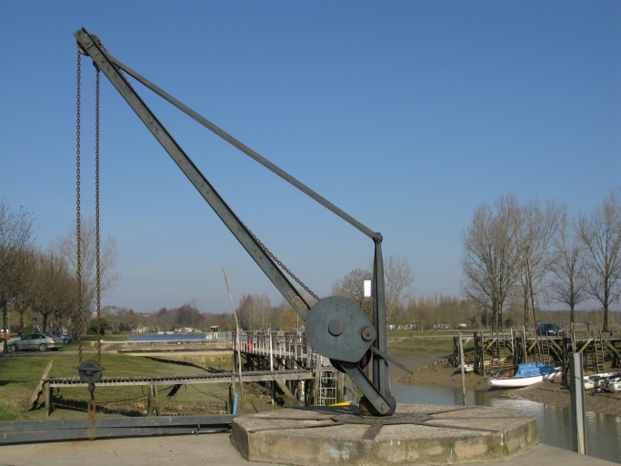 La grue de déchargement.