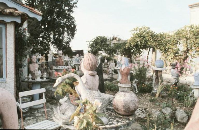 Statues et bustes situés à droite de la maison, photographiés en 1991.
