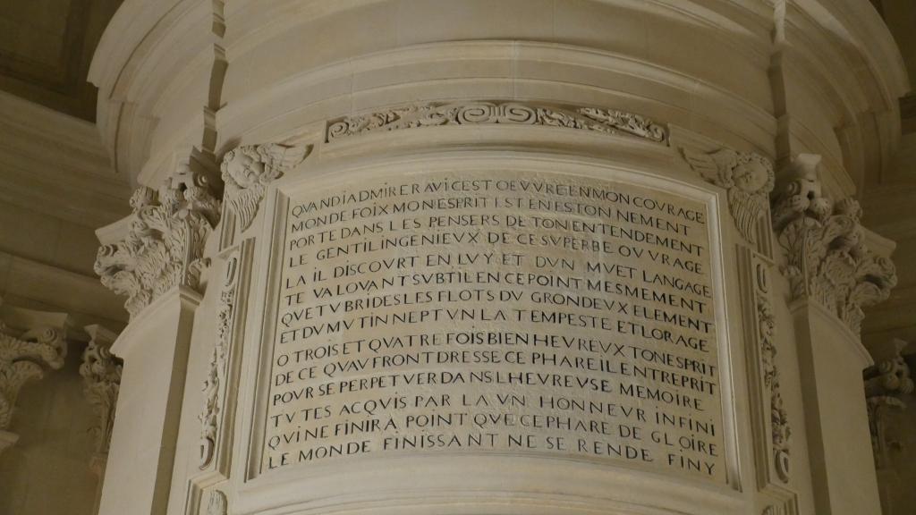 Chapelle royale : inscription en français à la gloire de Louis de Foix, placée au-dessus du buste de l'architecte.