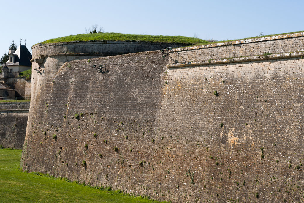 Bastion du château : jonction entre la courtine du front est et le fer à cheval.