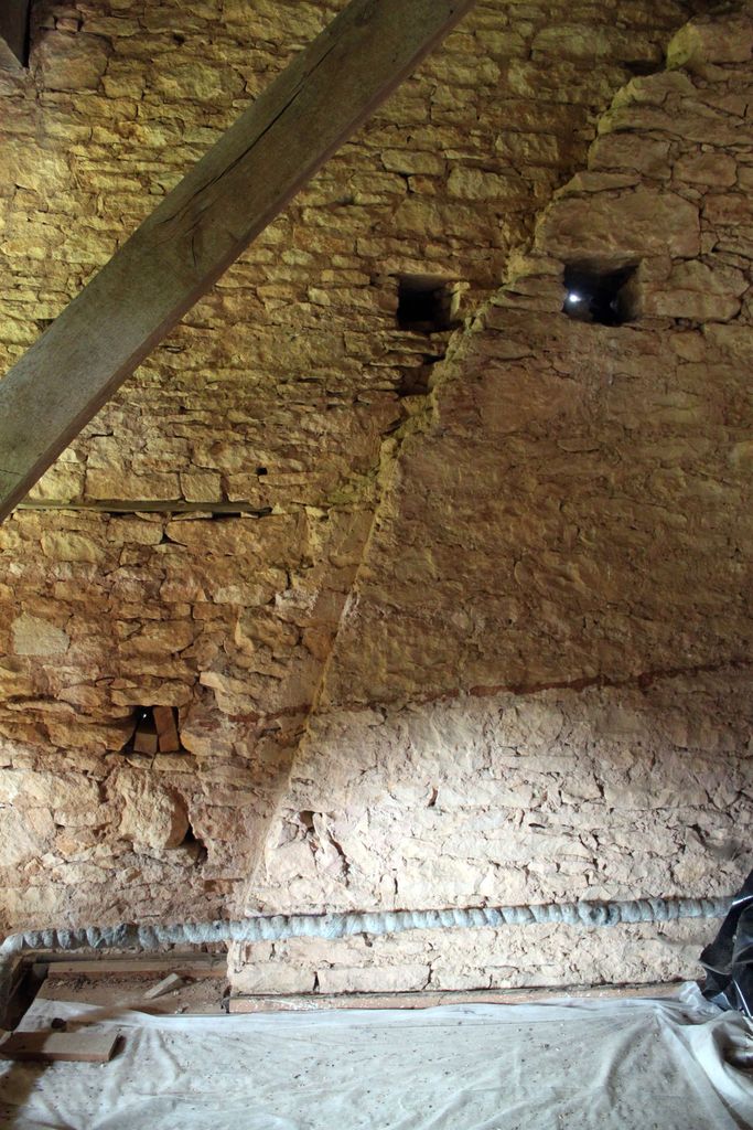 Grand corps de logis, aile sud, étage de comble, détail de l'actuel pignon ouest (ancien mur de refend ), côté sud : empreinte de la charpente d'origine disparue, à chevron et jambette.