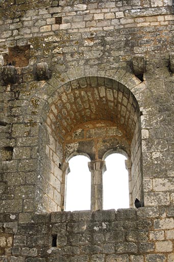 Donjon, intérieur, élévation est, premier étage, baie géminée refaite avec une colonnette très simple.
