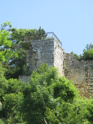 Ruines d'une tour carrée vues depuis la Trigale.
