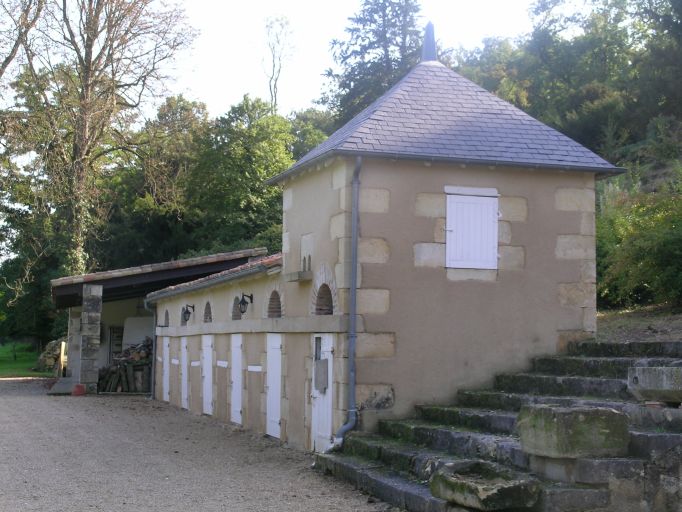 Le pigeonnier et les toits à porcs à l'est du domaine, vus depuis le nord-ouest.