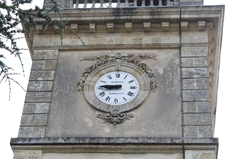 Tour : façade ouest, détail de l'horloge.