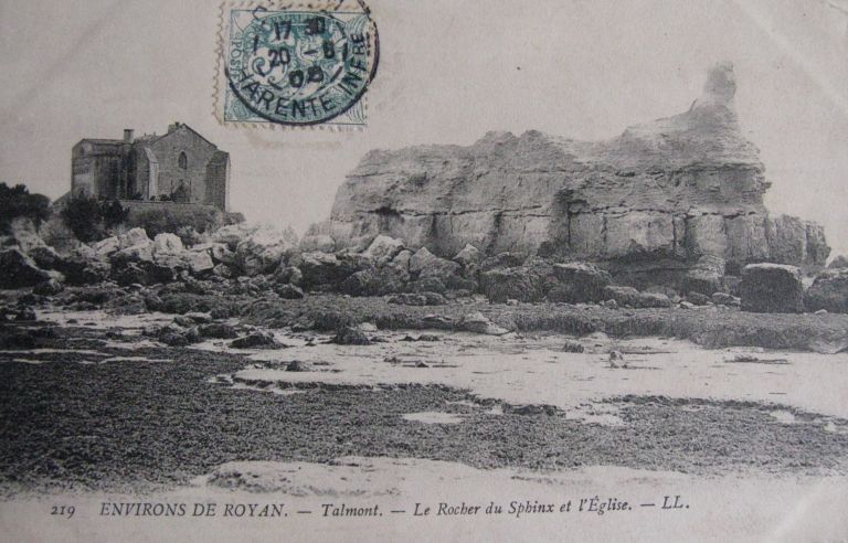 Le roche du Sphinx, au large de l'église, carte postale vers 1900.