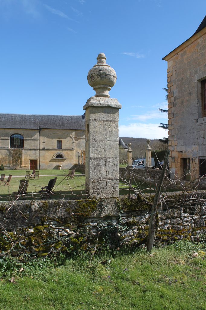 Pilier du muret ouest entre la cour et l'ancien jardin : pot en acrotère provenant de la fontaine monumentale disparue.