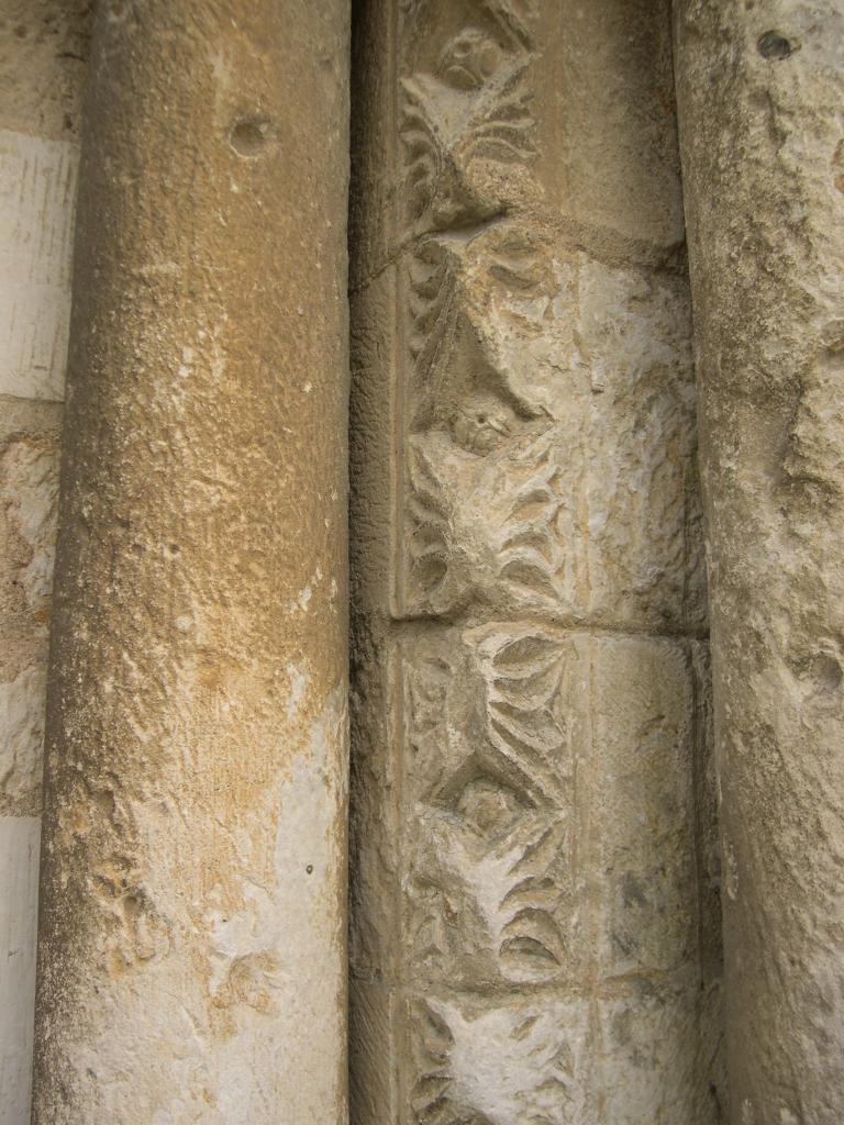 Façade occidentale, premier niveau, piédroit droit du portail central, arête entre les colonnes centrales, détail du décor.