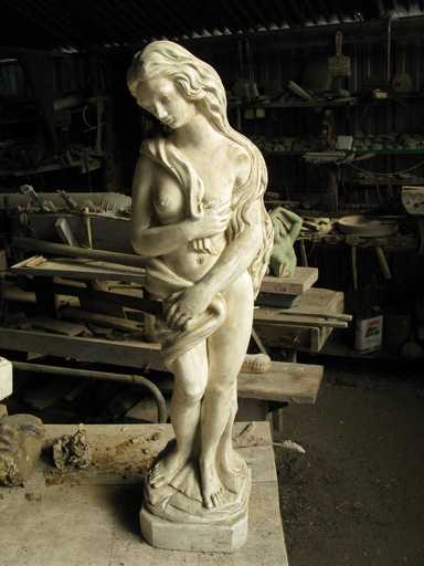 Statue en plastique de femme nue conservée dans l'atelier.