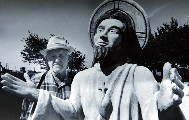 Gabriel Albert photographié près de la statue du Christ au Sacré-Coeur.