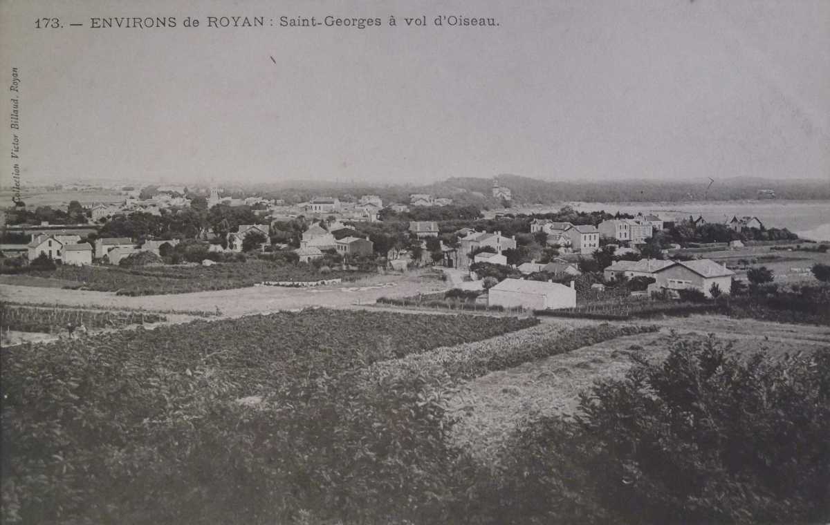 Le bourg de Saint-Georges et le quartier de la Crête, avec des vignes au premier plan, vu depuis l'ouest vers 1900.