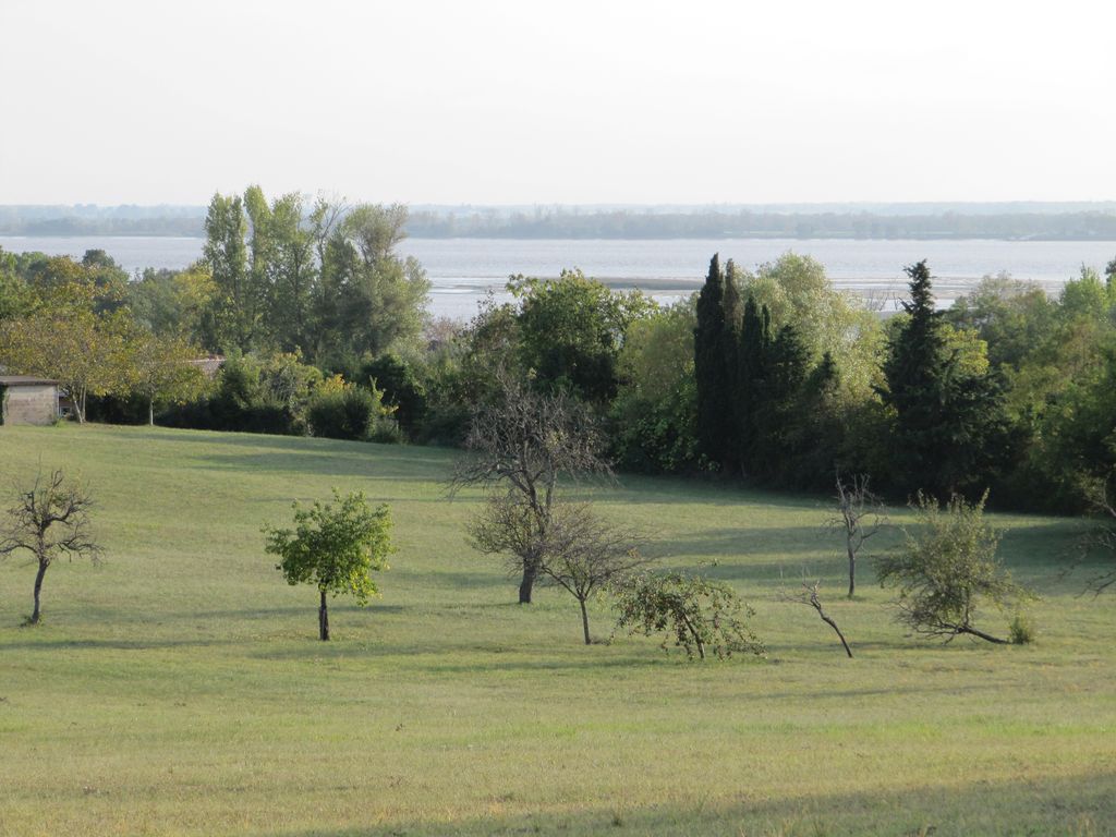 Sainte-Luce : vue depuis la rue Louis-Ellias vers la prairie au sud, avec l'estuaire en fond.
