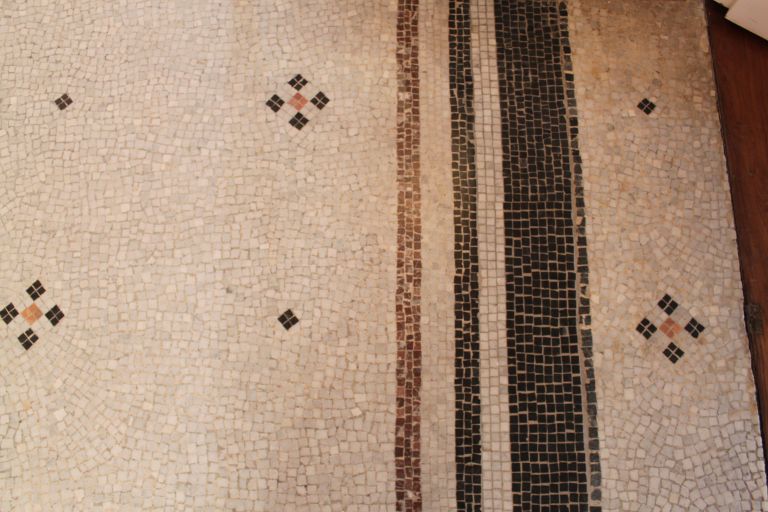 Vue intérieure de la partie orientale : mosaïque recouvrant le sol du couloir (nord-sud).