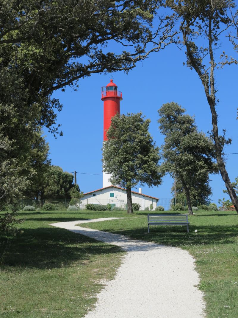 Le phare vu depuis le sentier de la corniche, au sud-ouest.