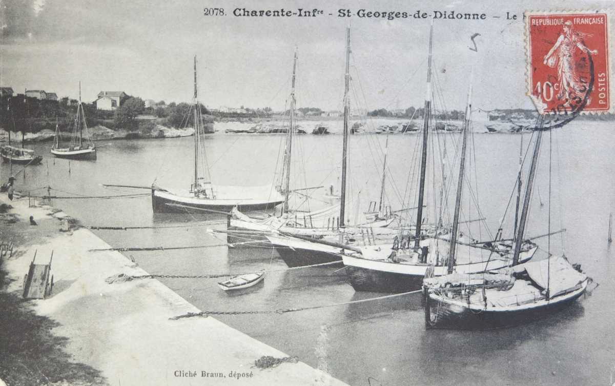 Chaloupes de pilotes amarrées au port vers 1910.