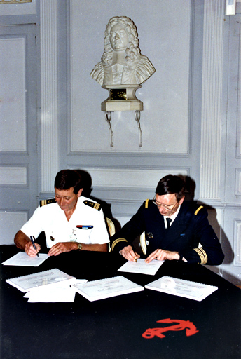 Signature du document de remise du site de la Pyrotechnie à la Marine.