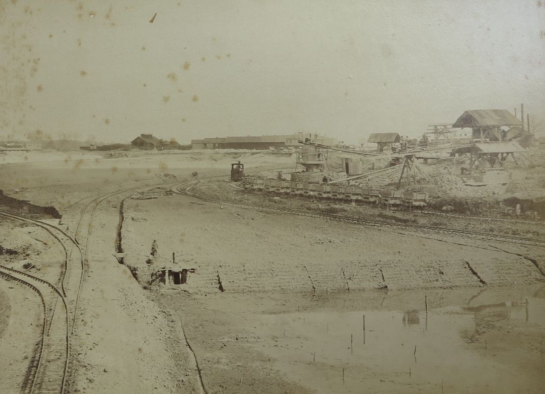 Construction du bassin : fouille générale du bassin, le 17 avril 1885.