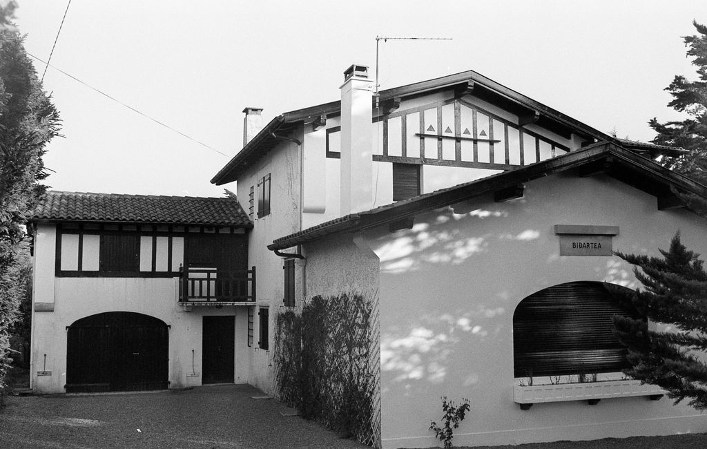 Maison dite villa Bidartea, rue de Parlementia, ensemble depuis le nord-ouest vers 1994.