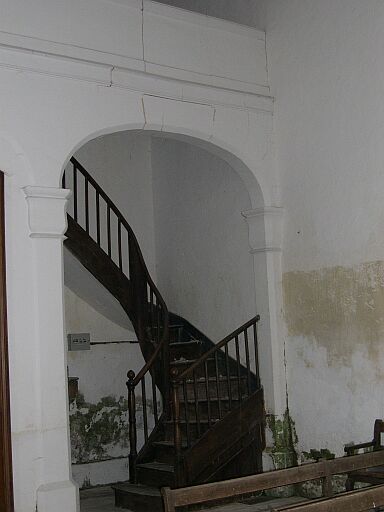 Escalier menant à la sacristie, à droite de la porte.