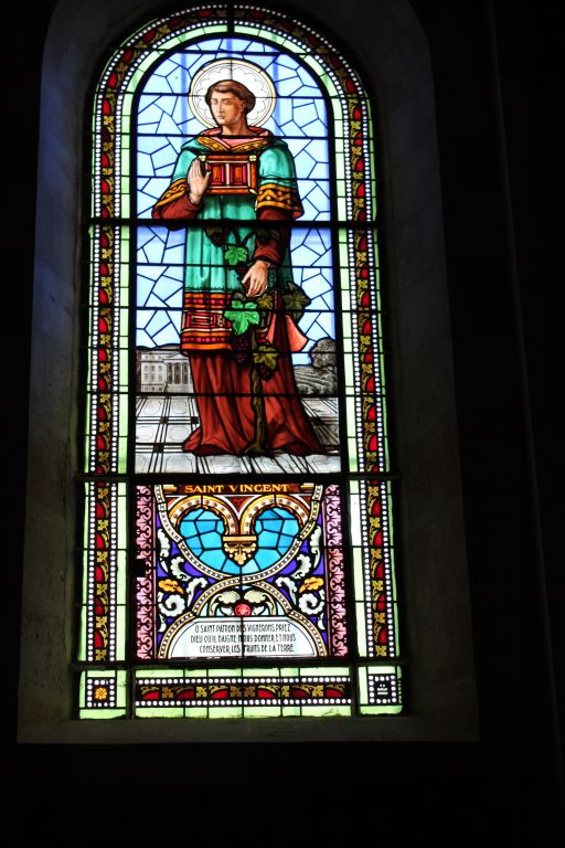 Bas-côté sud : vitrail représentant saint Vincent, avec représentation du château Margaux en arrière-plan.