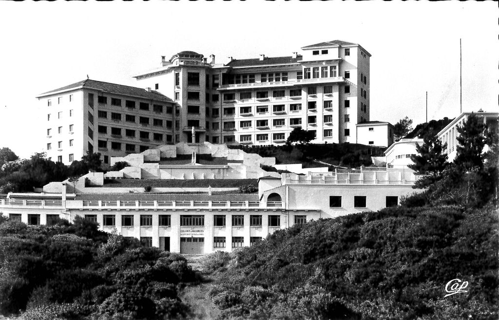 Vue du complexe hôtelier transformé en centre pour colonies de vacances, carte postale 3e quart du 20e siècle.