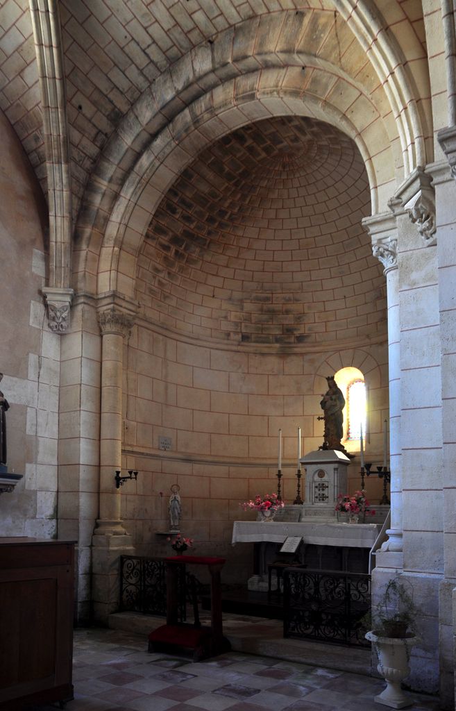 Transept nord : autel dédié à la Vierge.