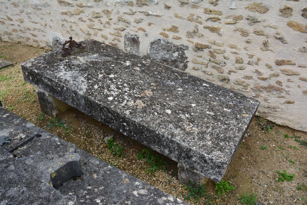 Pierre tombale sur pieds.
