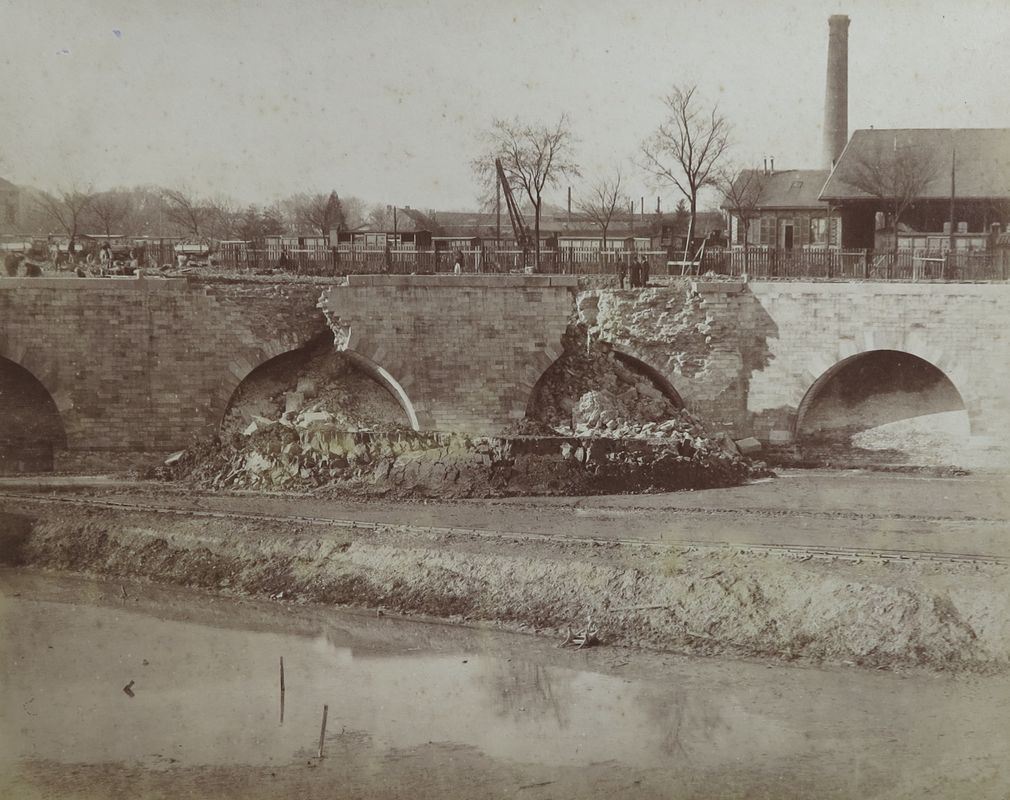 Construction du bassin : vue du quai de la ville endommagé par une tempête, le 18 février 1886.