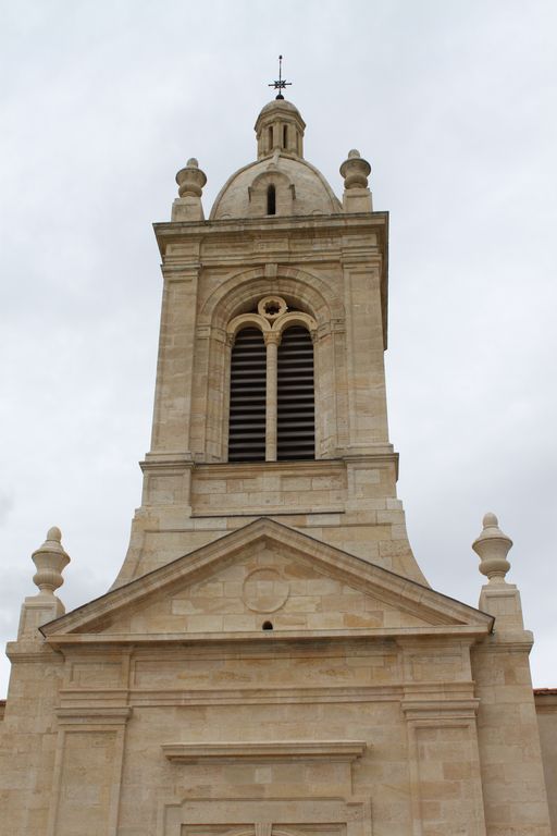Façade occidentale : détail du fronton et du clocher.