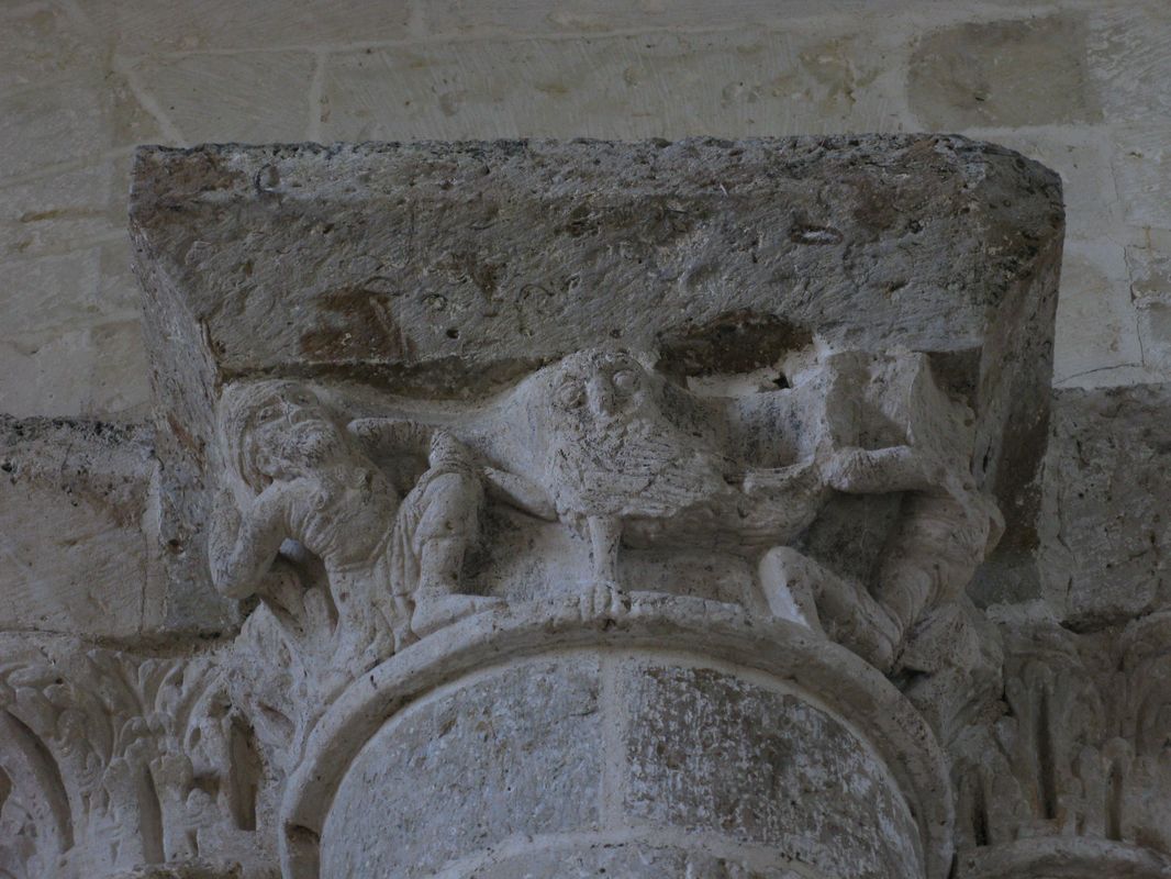 Détail d'un chapiteau de la croisée du transept figurant une chouette entre deux personnages.
