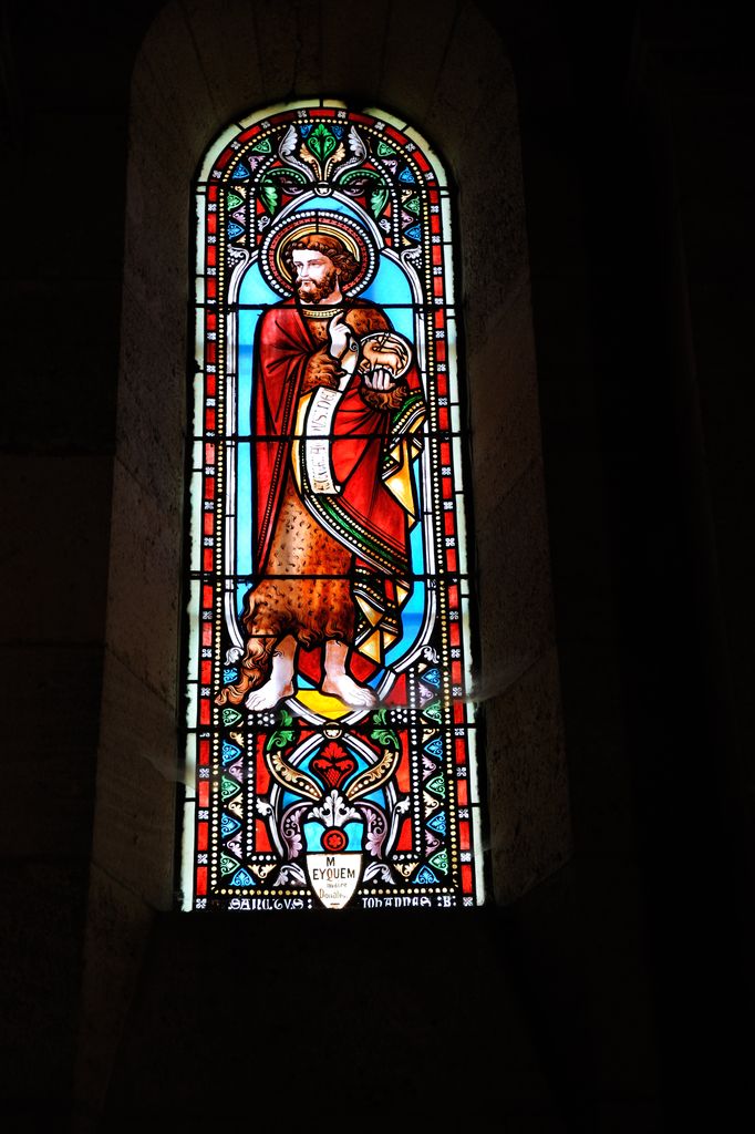 Chœur : vitrail représentant saint Jean.