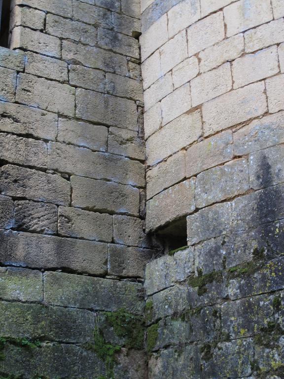 Détail de la jonction au nord des parements de la partie bastionnée et de la tour nord-ouest.