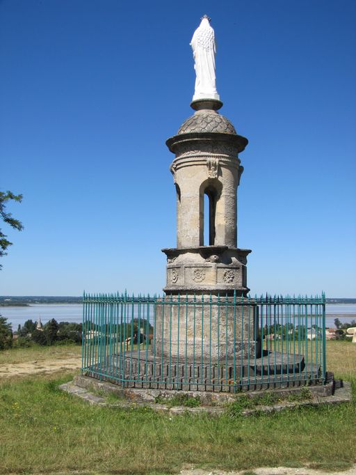 Vue d'ensemble du monument depuis le sud-est.